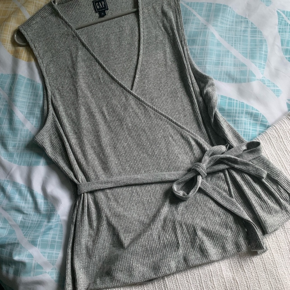 Gap tank with tie, like new.